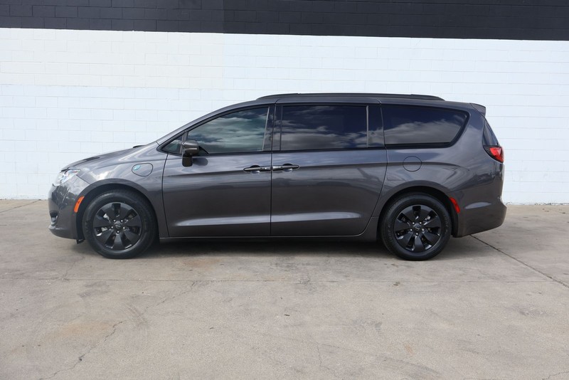 Chrysler Pacifica Vehicle Full-screen Gallery Image 10