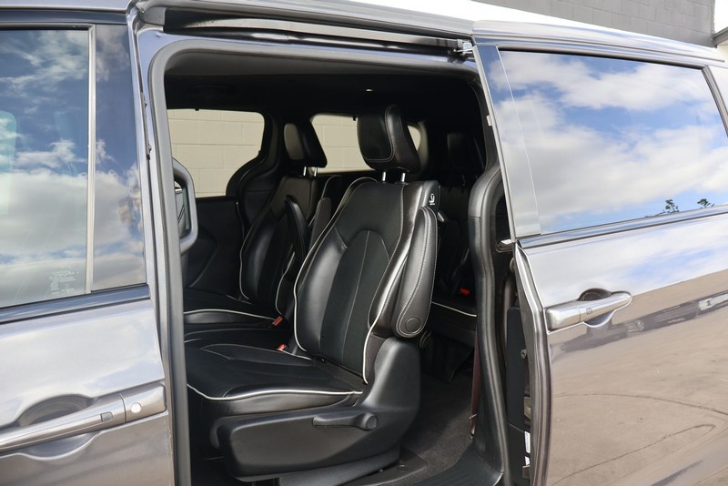 Chrysler Pacifica Vehicle Full-screen Gallery Image 12