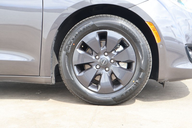 Chrysler Pacifica Vehicle Full-screen Gallery Image 14