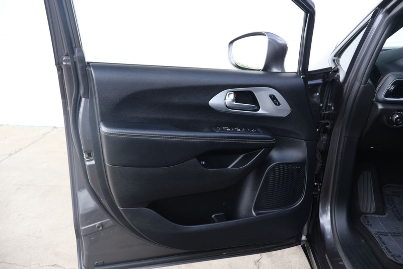 Chrysler Pacifica Vehicle Full-screen Gallery Image 15