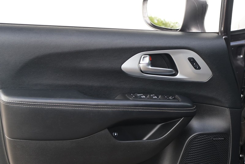 Chrysler Pacifica Vehicle Full-screen Gallery Image 16