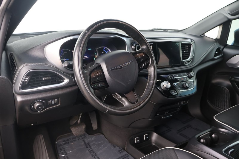 Chrysler Pacifica Vehicle Full-screen Gallery Image 17
