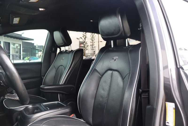 Chrysler Pacifica Vehicle Full-screen Gallery Image 18