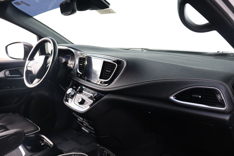 Chrysler Pacifica Vehicle Full-screen Gallery Image 20