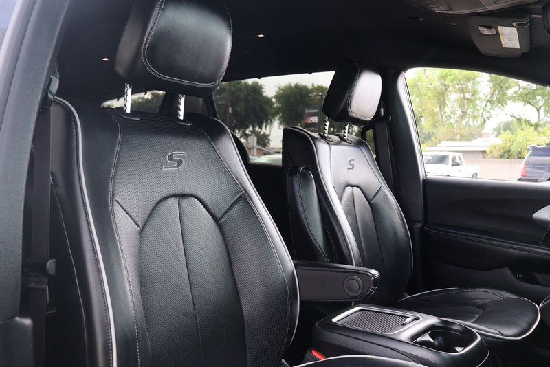 Chrysler Pacifica Vehicle Full-screen Gallery Image 21