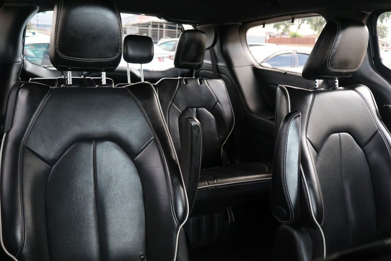 Chrysler Pacifica Vehicle Full-screen Gallery Image 22