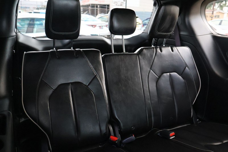 Chrysler Pacifica Vehicle Full-screen Gallery Image 23
