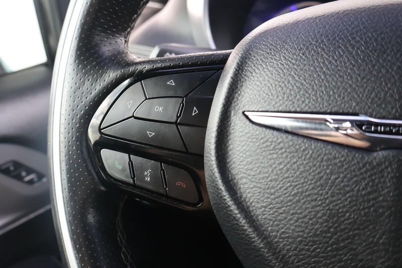 Chrysler Pacifica Vehicle Full-screen Gallery Image 29