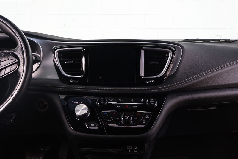 Chrysler Pacifica Vehicle Full-screen Gallery Image 31