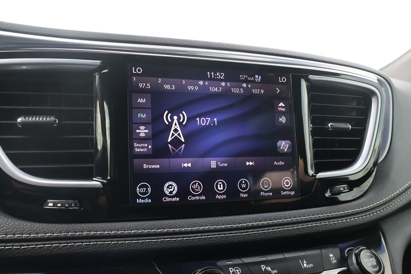 Chrysler Pacifica Vehicle Full-screen Gallery Image 32