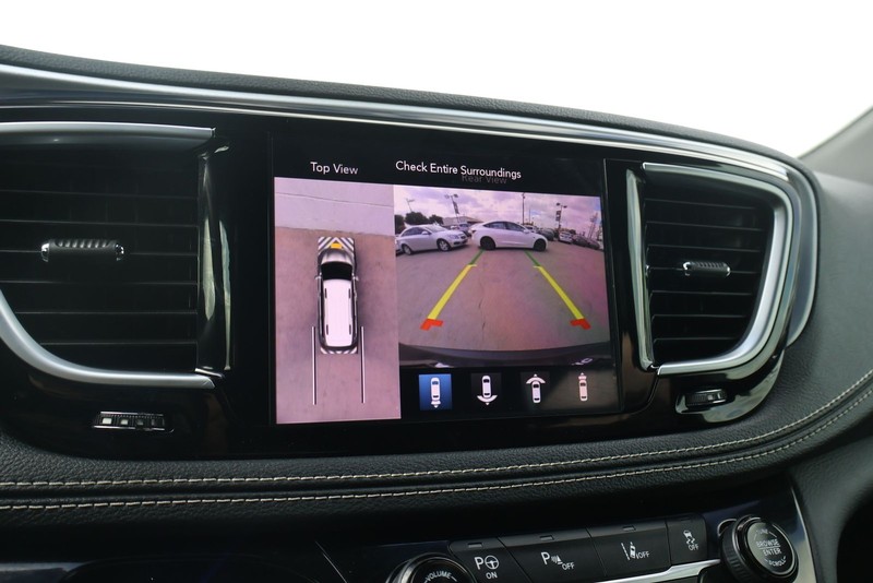 Chrysler Pacifica Vehicle Full-screen Gallery Image 33