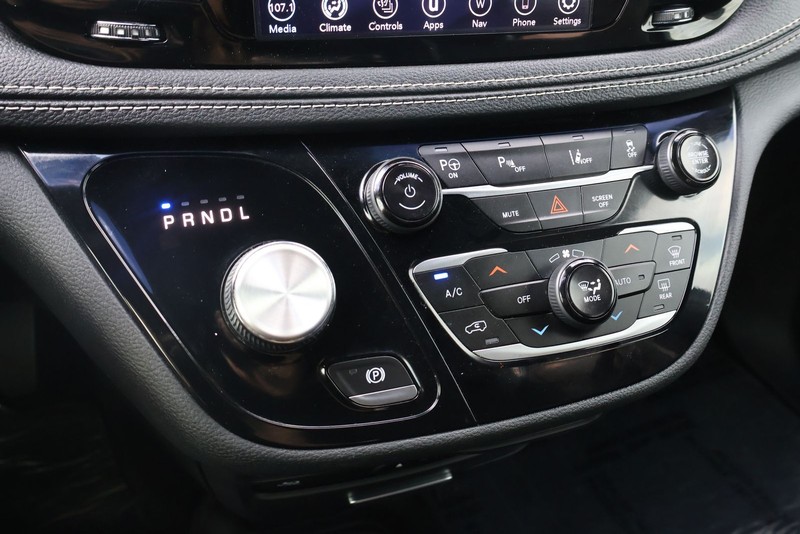 Chrysler Pacifica Vehicle Full-screen Gallery Image 34