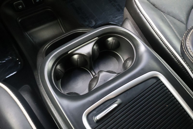 Chrysler Pacifica Vehicle Full-screen Gallery Image 35