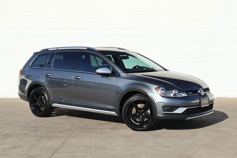 Volkswagen Golf Alltrack Vehicle Full-screen Gallery Image 01