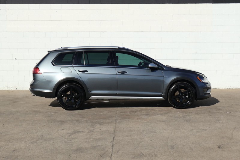 Volkswagen Golf Alltrack Vehicle Full-screen Gallery Image 04