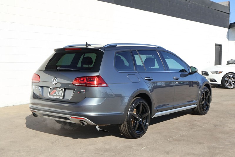 Volkswagen Golf Alltrack Vehicle Full-screen Gallery Image 05