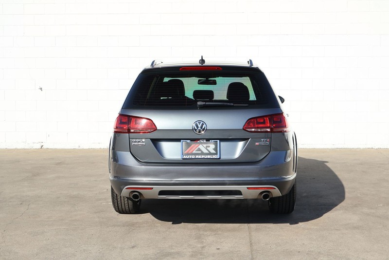 Volkswagen Golf Alltrack Vehicle Full-screen Gallery Image 06