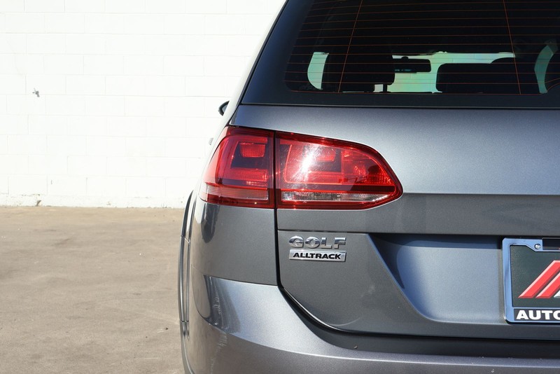 Volkswagen Golf Alltrack Vehicle Full-screen Gallery Image 07