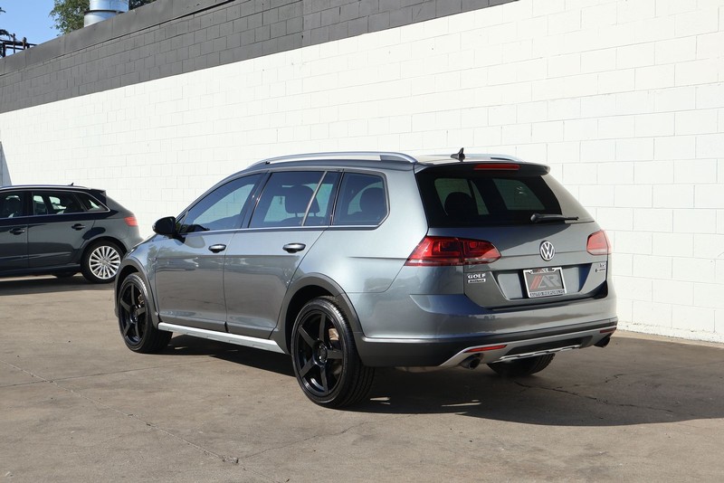 Volkswagen Golf Alltrack Vehicle Full-screen Gallery Image 09