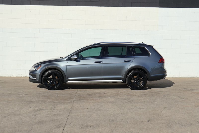 Volkswagen Golf Alltrack Vehicle Full-screen Gallery Image 10