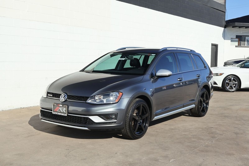 Volkswagen Golf Alltrack Vehicle Full-screen Gallery Image 11