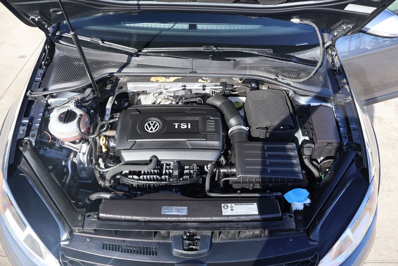 Volkswagen Golf Alltrack Vehicle Full-screen Gallery Image 12