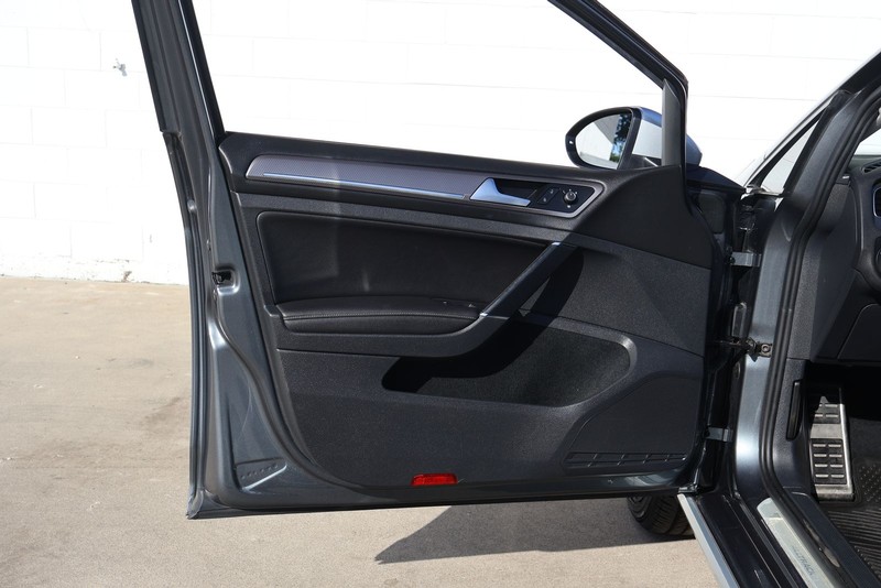 Volkswagen Golf Alltrack Vehicle Full-screen Gallery Image 14