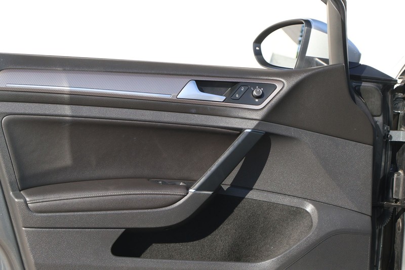 Volkswagen Golf Alltrack Vehicle Full-screen Gallery Image 15