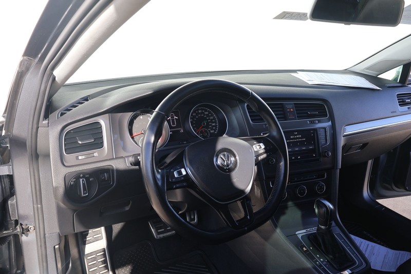 Volkswagen Golf Alltrack Vehicle Full-screen Gallery Image 16