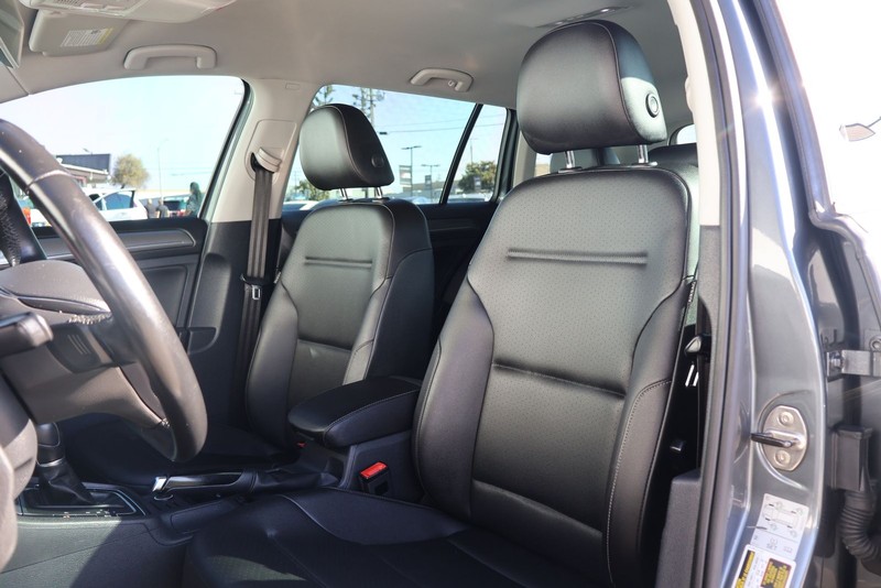 Volkswagen Golf Alltrack Vehicle Full-screen Gallery Image 17