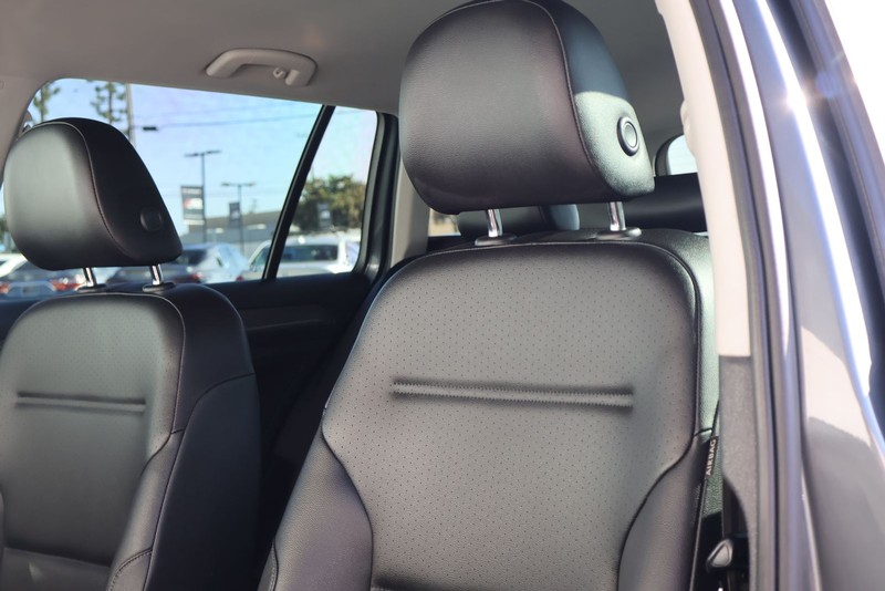 Volkswagen Golf Alltrack Vehicle Full-screen Gallery Image 18