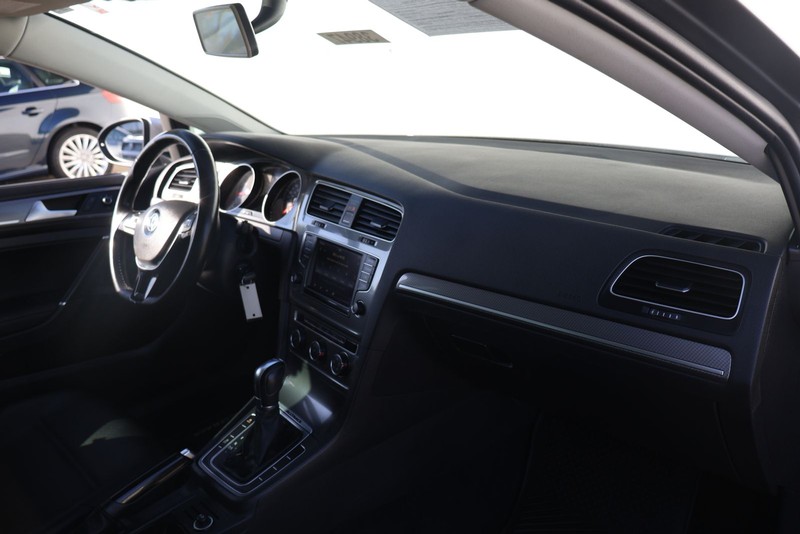 Volkswagen Golf Alltrack Vehicle Full-screen Gallery Image 19