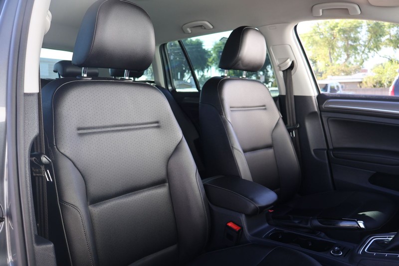 Volkswagen Golf Alltrack Vehicle Full-screen Gallery Image 20