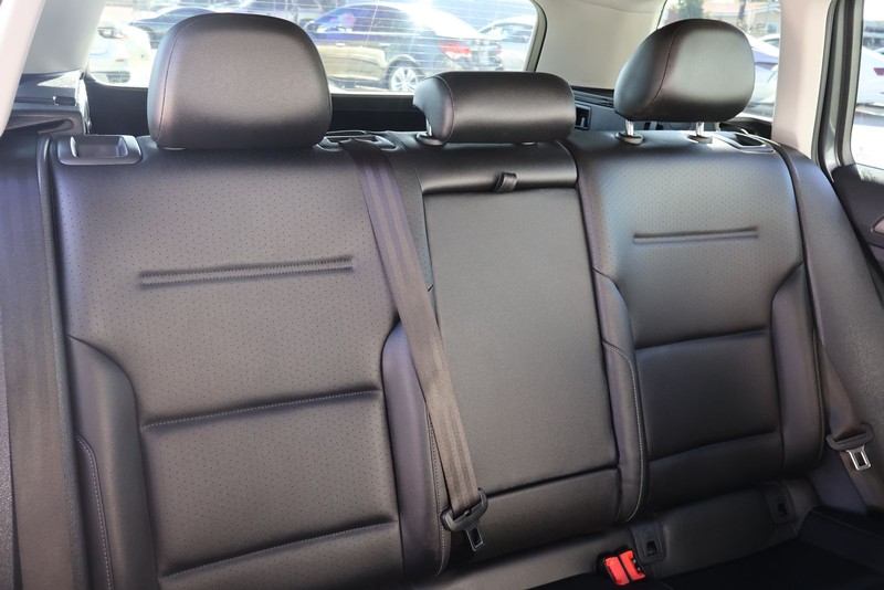 Volkswagen Golf Alltrack Vehicle Full-screen Gallery Image 21