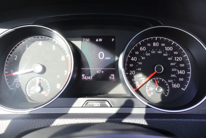 Volkswagen Golf Alltrack Vehicle Full-screen Gallery Image 23