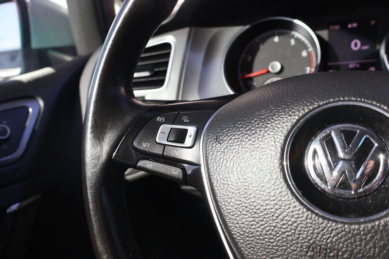 Volkswagen Golf Alltrack Vehicle Full-screen Gallery Image 25