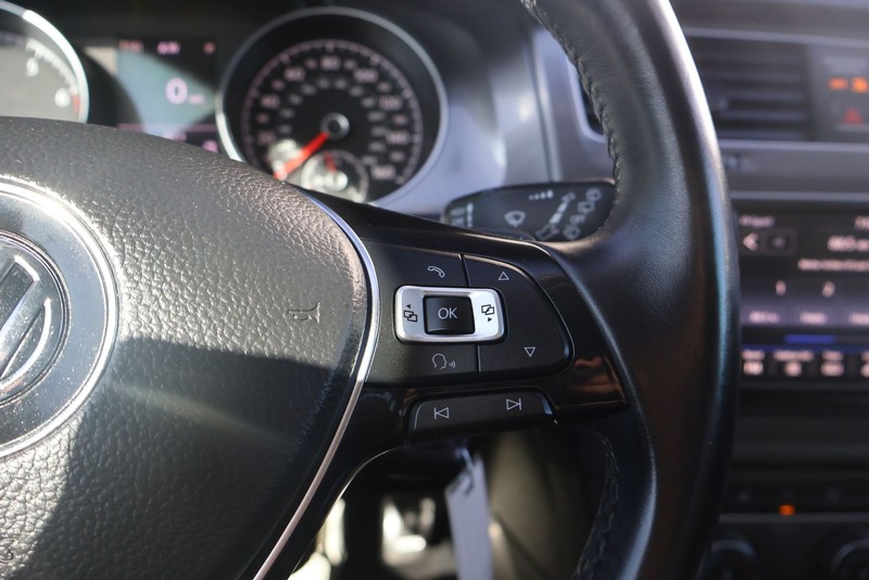 Volkswagen Golf Alltrack Vehicle Full-screen Gallery Image 26