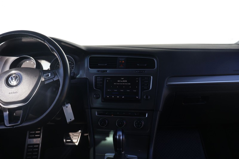 Volkswagen Golf Alltrack Vehicle Full-screen Gallery Image 27