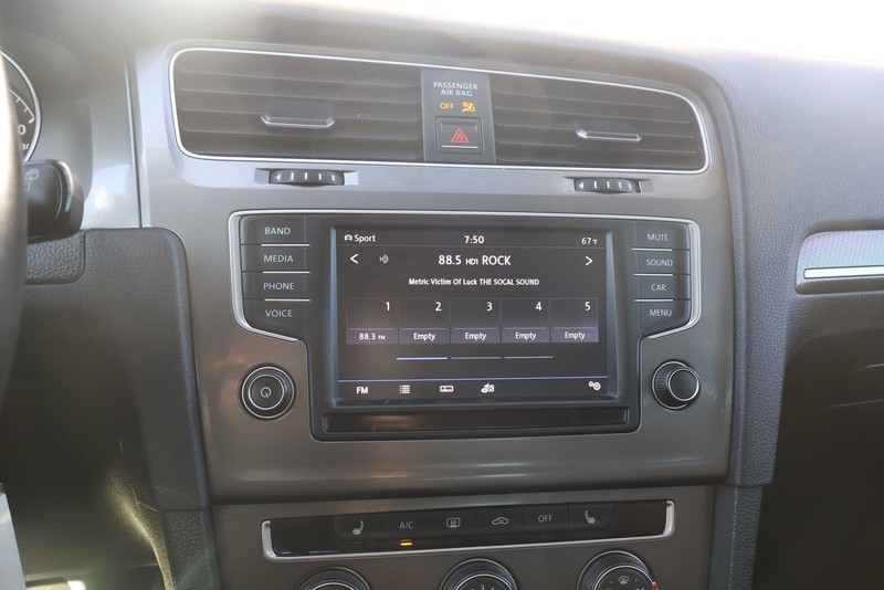 Volkswagen Golf Alltrack Vehicle Full-screen Gallery Image 28