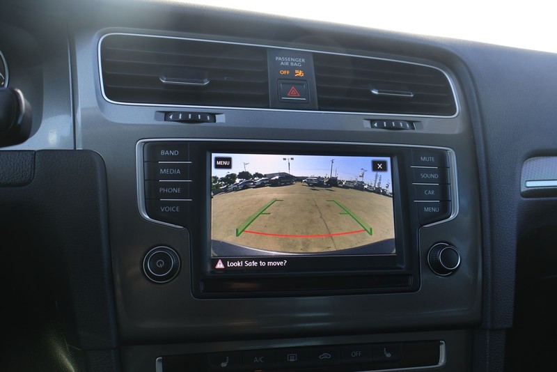 Volkswagen Golf Alltrack Vehicle Full-screen Gallery Image 29