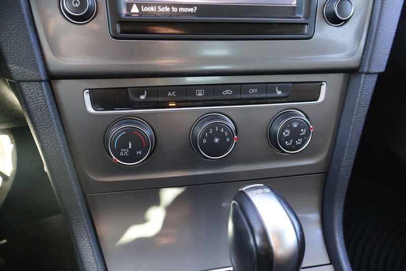 Volkswagen Golf Alltrack Vehicle Full-screen Gallery Image 30