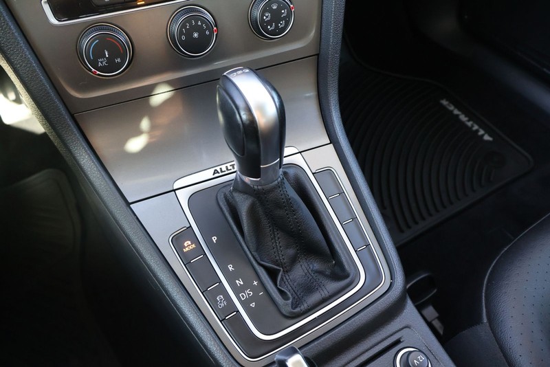 Volkswagen Golf Alltrack Vehicle Full-screen Gallery Image 31