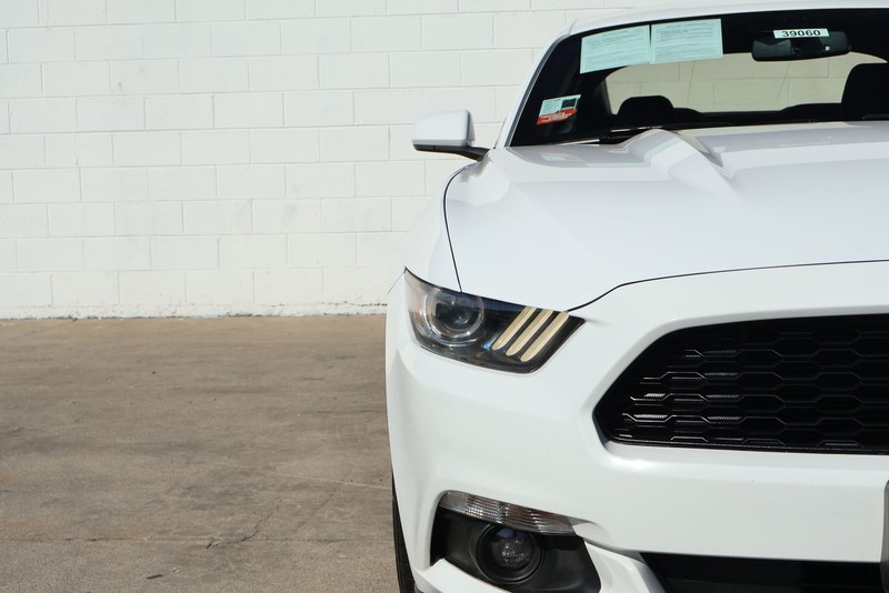 Ford Mustang Vehicle Full-screen Gallery Image 03