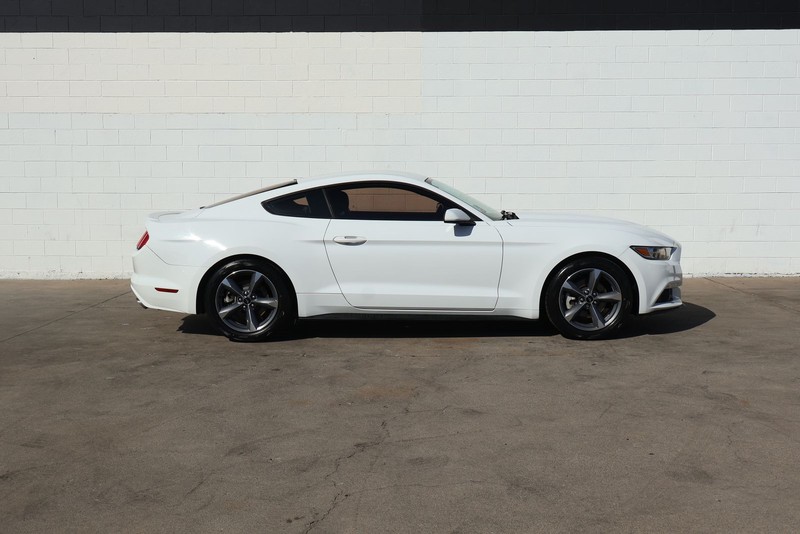 Ford Mustang Vehicle Full-screen Gallery Image 04
