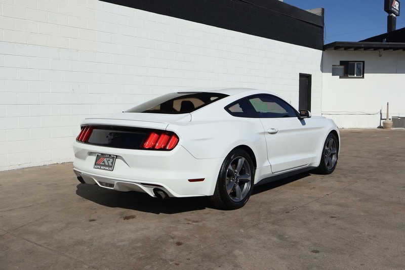Ford Mustang Vehicle Full-screen Gallery Image 05