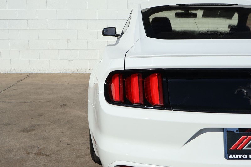 Ford Mustang Vehicle Full-screen Gallery Image 07