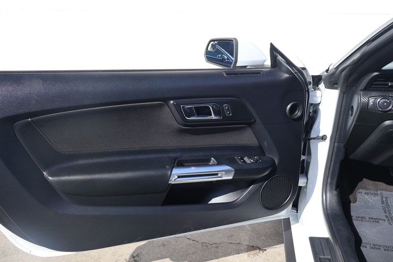 Ford Mustang Vehicle Full-screen Gallery Image 14