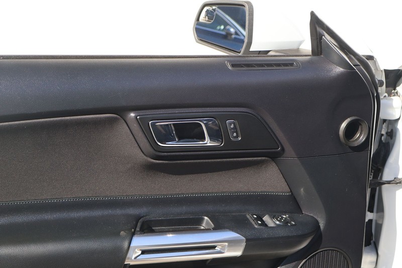 Ford Mustang Vehicle Full-screen Gallery Image 15