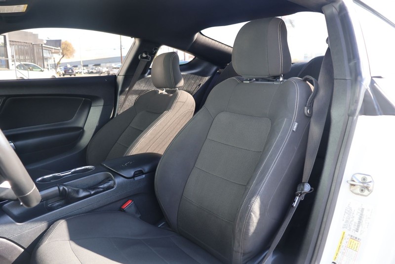 Ford Mustang Vehicle Full-screen Gallery Image 17