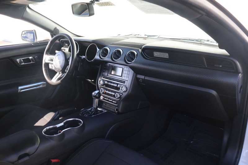 Ford Mustang Vehicle Full-screen Gallery Image 19